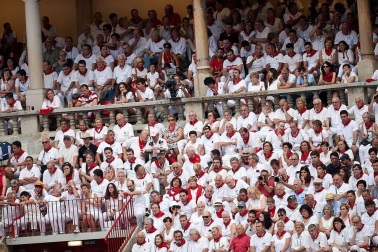 Público asistente a la Plaza de Toros de Pamplona durante la última corrida de la Feria del Toro 2018.