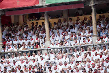 Público asistente a la Plaza de Toros de Pamplona durante la última corrida de la Feria del Toro 2018.