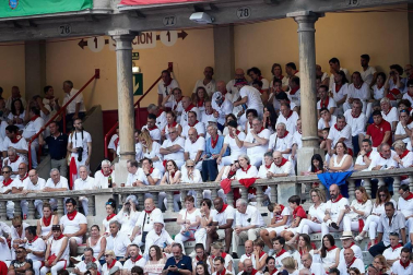 Público asistente a la Plaza de Toros de Pamplona durante la última corrida de la Feria del Toro 2018.