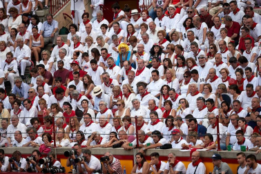 Público asistente a la Plaza de Toros de Pamplona durante la última corrida de la Feria del Toro 2018.