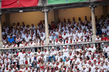 Público asistente a la Plaza de Toros de Pamplona durante la última corrida de la Feria del Toro 2018.