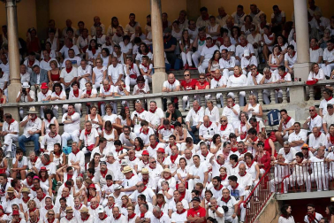 Público asistente a la Plaza de Toros de Pamplona durante la última corrida de la Feria del Toro 2018.