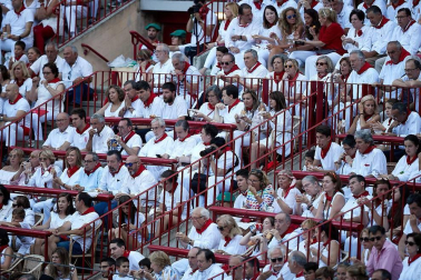 Público asistente a la Plaza de Toros de Pamplona durante la última corrida de la Feria del Toro 2018.