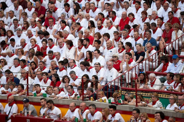Público asistente a la Plaza de Toros de Pamplona durante la última corrida de la Feria del Toro 2018.