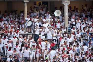 Público asistente a la Plaza de Toros de Pamplona durante la última corrida de la Feria del Toro 2018.