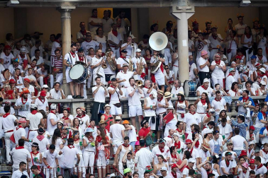 Público asistente a la Plaza de Toros de Pamplona durante la última corrida de la Feria del Toro 2018.