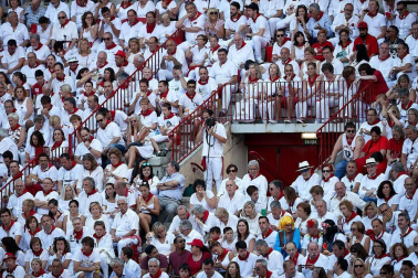 Público asistente a la Plaza de Toros de Pamplona durante la última corrida de la Feria del Toro 2018.