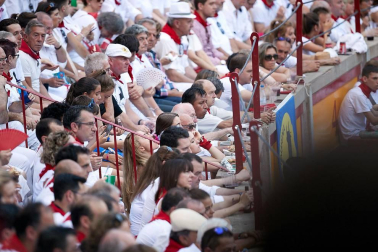 Público asistente a la Plaza de Toros de Pamplona durante la última corrida de la Feria del Toro 2018.