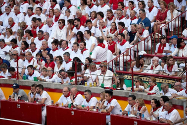 Público asistente a la Plaza de Toros de Pamplona durante la última corrida de la Feria del Toro 2018.