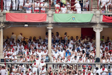 Público asistente a la Plaza de Toros de Pamplona durante la última corrida de la Feria del Toro 2018.