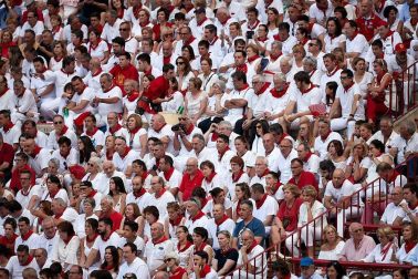 Público asistente a la Plaza de Toros de Pamplona durante la última corrida de la Feria del Toro 2018.