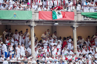 Público asistente a la Plaza de Toros de Pamplona durante la última corrida de la Feria del Toro 2018.