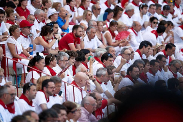 Público asistente a la Plaza de Toros de Pamplona durante la última corrida de la Feria del Toro 2018.