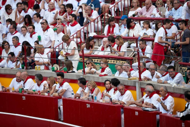 Público asistente a la Plaza de Toros de Pamplona durante la última corrida de la Feria del Toro 2018.