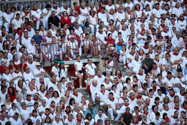 Público asistente a la Plaza de Toros de Pamplona durante la última corrida de la Feria del Toro 2018.