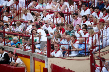 Público asistente a la Plaza de Toros de Pamplona durante la última corrida de la Feria del Toro 2018.