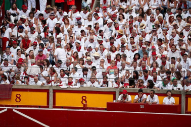 Público asistente a la Plaza de Toros de Pamplona durante la última corrida de la Feria del Toro 2018.