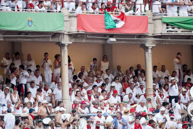 Público asistente a la Plaza de Toros de Pamplona durante la última corrida de la Feria del Toro 2018.