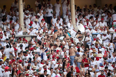 Público asistente a la Plaza de Toros de Pamplona durante la última corrida de la Feria del Toro 2018.