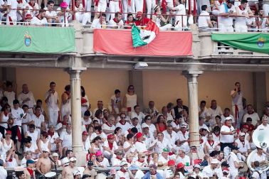 Público asistente a la Plaza de Toros de Pamplona durante la última corrida de la Feria del Toro 2018.