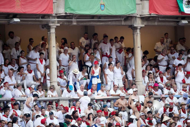 Público asistente a la Plaza de Toros de Pamplona durante la última corrida de la Feria del Toro 2018.