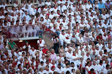 Público asistente a la Plaza de Toros de Pamplona durante la última corrida de la Feria del Toro 2018.