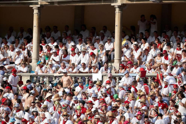 Público asistente a la Plaza de Toros de Pamplona durante la última corrida de la Feria del Toro 2018.