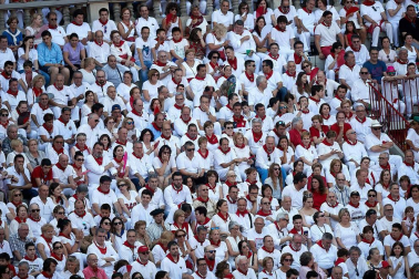 Público asistente a la Plaza de Toros de Pamplona durante la última corrida de la Feria del Toro 2018.
