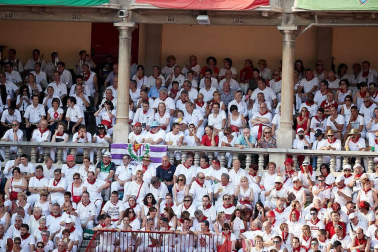 Público asistente a la Plaza de Toros de Pamplona durante la última corrida de la Feria del Toro 2018.