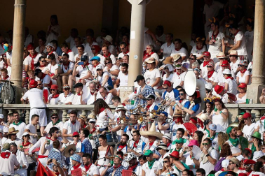 Público asistente a la Plaza de Toros de Pamplona durante la última corrida de la Feria del Toro 2018.
