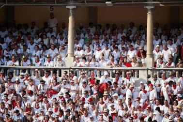Público asistente a la Plaza de Toros de Pamplona durante la última corrida de la Feria del Toro 2018.