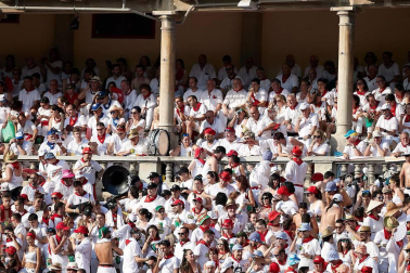 Público asistente a la Plaza de Toros de Pamplona durante la última corrida de la Feria del Toro 2018.