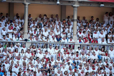 Público asistente a la Plaza de Toros de Pamplona durante la última corrida de la Feria del Toro 2018.