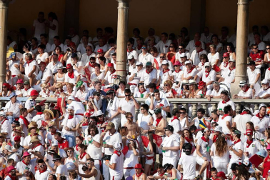 Público asistente a la Plaza de Toros de Pamplona durante la última corrida de la Feria del Toro 2018.