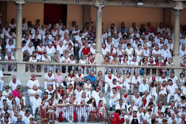 Público asistente a la Plaza de Toros de Pamplona durante la última corrida de la Feria del Toro 2018.