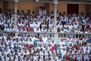 Público asistente a la Plaza de Toros de Pamplona durante la última corrida de la Feria del Toro 2018.