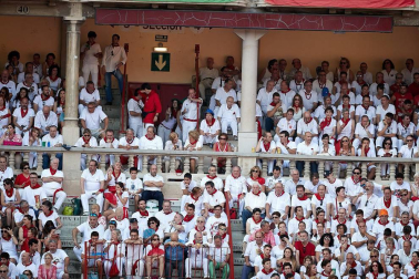 Público asistente a la Plaza de Toros de Pamplona durante la última corrida de la Feria del Toro 2018.