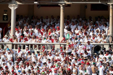Público asistente a la Plaza de Toros de Pamplona durante la última corrida de la Feria del Toro 2018.