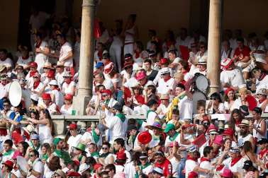 Público asistente a la Plaza de Toros de Pamplona durante la última corrida de la Feria del Toro 2018.