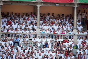 Público asistente a la Plaza de Toros de Pamplona durante la última corrida de la Feria del Toro 2018.