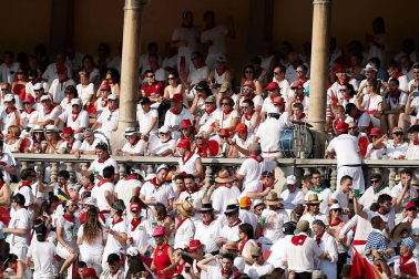 Público asistente a la Plaza de Toros de Pamplona durante la última corrida de la Feria del Toro 2018.
