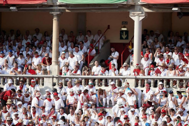 Público asistente a la Plaza de Toros de Pamplona durante la última corrida de la Feria del Toro 2018.