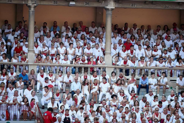 Público asistente a la Plaza de Toros de Pamplona durante la última corrida de la Feria del Toro 2018.