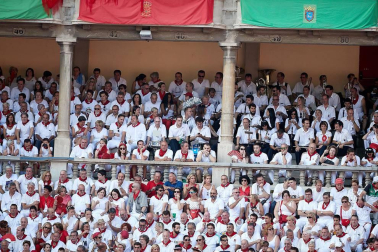 Público asistente a la Plaza de Toros de Pamplona durante la última corrida de la Feria del Toro 2018.