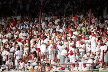 Público asistente a la Plaza de Toros de Pamplona durante la última corrida de la Feria del Toro 2018.