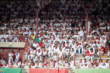 Público asistente a la Plaza de Toros de Pamplona durante la última corrida de la Feria del Toro 2018.