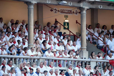Público asistente a la Plaza de Toros de Pamplona durante la última corrida de la Feria del Toro 2018.