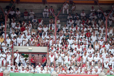 Público asistente a la Plaza de Toros de Pamplona durante la última corrida de la Feria del Toro 2018.