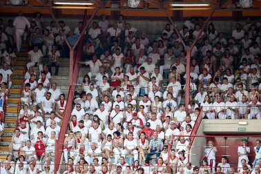 Público asistente a la Plaza de Toros de Pamplona durante la última corrida de la Feria del Toro 2018.