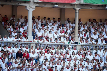 Público asistente a la Plaza de Toros de Pamplona durante la última corrida de la Feria del Toro 2018.